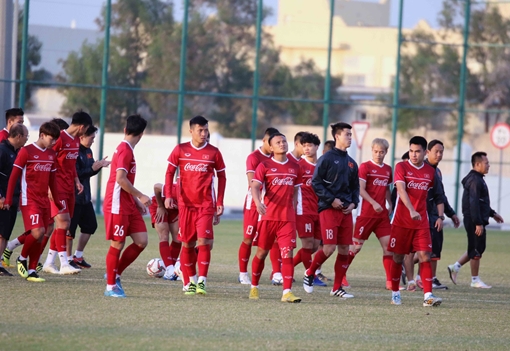 Đội tuyển Việt Nam làm quen mặt sân Qatar