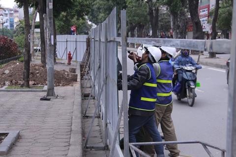 Hà Nội xén vỉa, di dời cây chuẩn bị mở rộng đường Láng