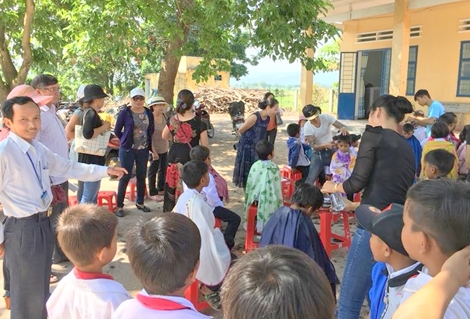 "Bếp ăn tình thương" của thầy hiệu trưởng mắc bệnh hiểm nghèo