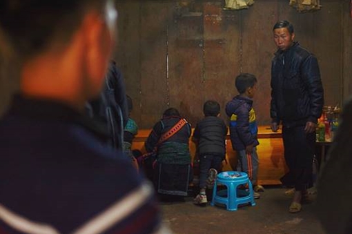 Không còn “treo người chết giữa nhà”, lễ ma chay của người Mông đen nay đã khác xưa