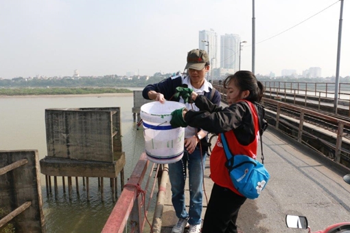 Người dân nô nức thả cá chép tiễn Ông Táo về trời