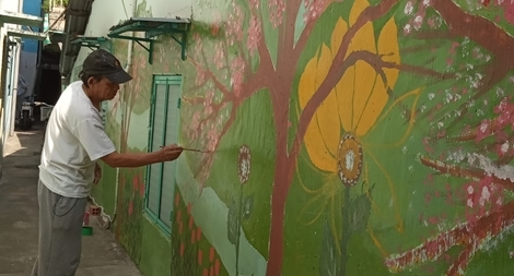 Người tô điểm nét xuân cho đường phố