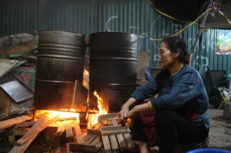 Hà Nội đỏ lửa luộc bánh chưng ngày cận Tết