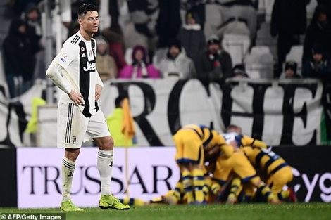Ronaldo xuất thất, Juve vẫn mất điểm