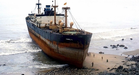 Cứu hộ, cứu nạn tàu vỏ thép bị mắc cạn cách bờ biển hơn 300m