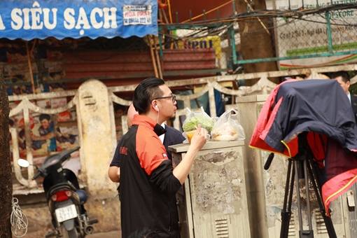 Phóng viên nước ngoài ăn, ngủ trên vỉa hè Hà Nội