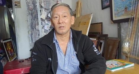 Người họa sĩ tật nguyền chuyên vẽ tranh truyền thần ở phố biển