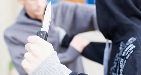 Anh: Báo động việc dùng dao gây án