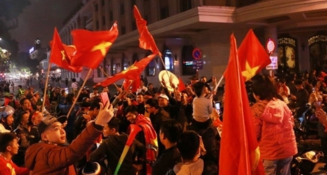 Người dân Thủ đô đổ ra đường ăn mừng chiến tích của U23 Việt Nam