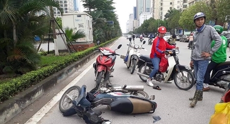 Nam phóng viên phối hợp người dân bắt cướp