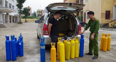 Vận chuyển 29 bình khí bơm bóng cười về bán kiếm lời