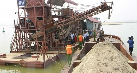 Bắt 2 đối tượng khai thác cát trái phép trên sông Đáy
