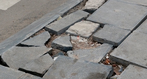 Hà Nội: Đá vỉa hè vừa lát đã hỏng