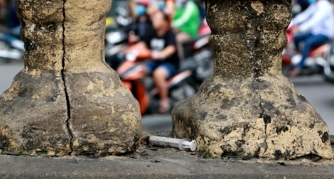 Hãi hùng kim tiêm "bủa vây" lối lên cầu Long Biên