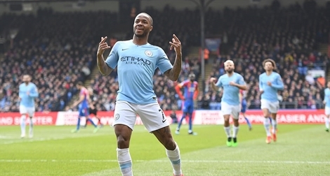 Sterling lập cú đúp, Man City tái chiếm ngôi đầu