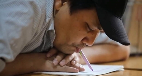 Lớp học miễn phí của thầy giáo viết chữ bằng miệng