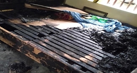 Cãi nhau với bố mẹ, con gái ruột mang xăng về đốt nhà