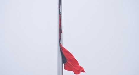 Lễ thượng cờ rủ Quốc tang trong mưa