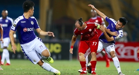 Bóng đá Việt “khổ” vì Tây