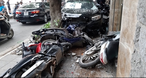Xe ô tô tông liên hoàn tại phố Trích Sài, Hà Nội