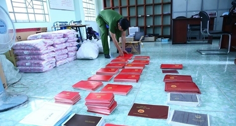 Thấy gì từ việc phát hiện đường dây sản xuất hàng nghìn bằng đại học giả?