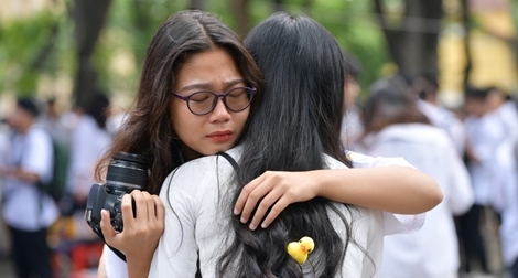 Xúc động lễ bế giảng năm học của thầy trò Trường THPT Chu Văn An