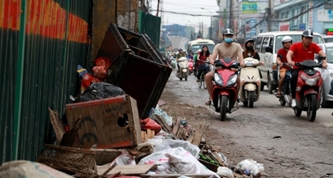 Rác thải bủa vây đường Trường Chinh