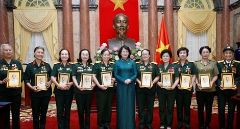 Phó Chủ tịch nước Đặng Thị Ngọc Thịnh tiếp Đoàn đại biểu nữ bộ đội Trường Sơn, thanh niên xung phong