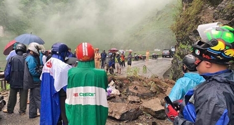 Sạt lở đất đá ở đèo Mã Pí Lèng, 2 người nhập viện