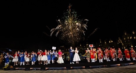 Màn trình diễn chuyên nghiệp của thiếu nhi quốc tế tại Vinpearl Land Nam Hội An