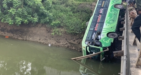 Giám đốc Công an Thanh Hóa trực tiếp chỉ đạo công tác cứu hộ xe khách rơi xuống sông
