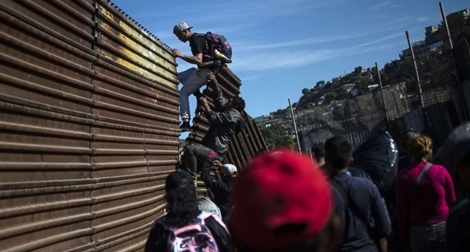 Tổng thống Donald Trump lại dùng thuế để chống nhập cư từ Mexico