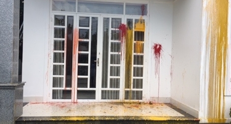 Truy bắt nhóm đối tượng ném chai xăng vào nhà dân