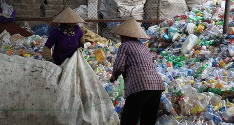 Ngôi làng vật vã vì rác thải nhựa