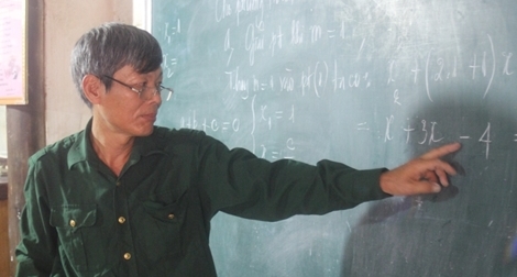 Thầy giáo "không chuyên" nặng lòng với học sinh nghèo vùng cao