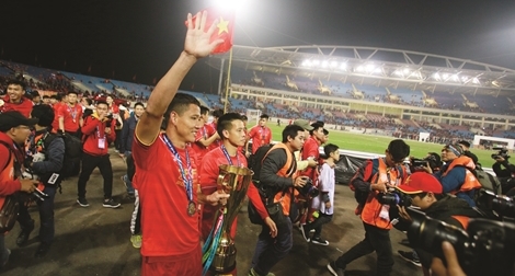 Chuyện nghề bên đường pitse và trong phòng họp báo