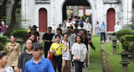 Sĩ tử ùn ùn đến Văn Miếu cầu may trước kỳ thi THPT Quốc gia 2019