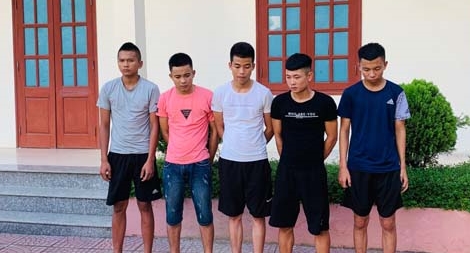 Chủ quán cơm chỉ đạo đàn em ném đá xe khách