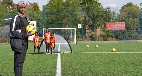 Nữ trọng tài bóng đá người Hồi giáo đầu tiên ở Anh