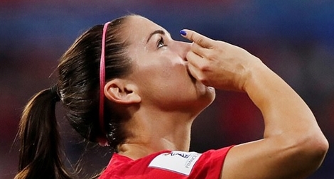 Chân sút Mỹ nhận chỉ trích vì pha trêu ngươi người Anh