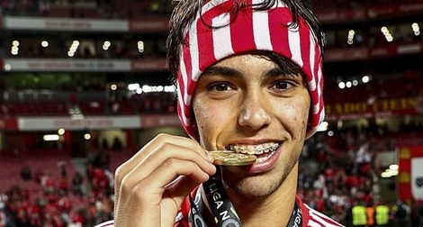 Chân sút "tuổi teen" vượt giá cả Ronaldo là ai