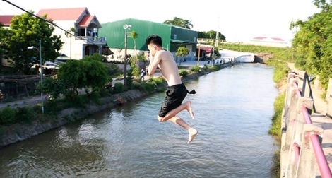 Trai làng mạo hiểm bơi giải nhiệt trên kênh thuỷ lợi