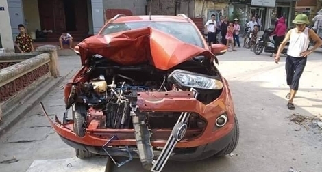 Ford EcoSport gây tai nạn liên hoàn bỏ chạy, 2 khách trên taxi nhập viện