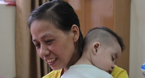 Người mẹ chấp nhận mù để sinh con