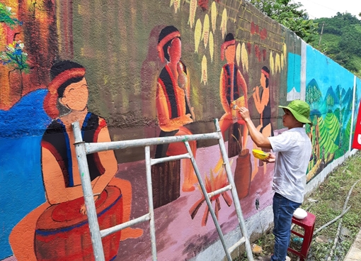 Độc đáo con đường bích họa ở “xứ sở” sâm Ngọc Linh