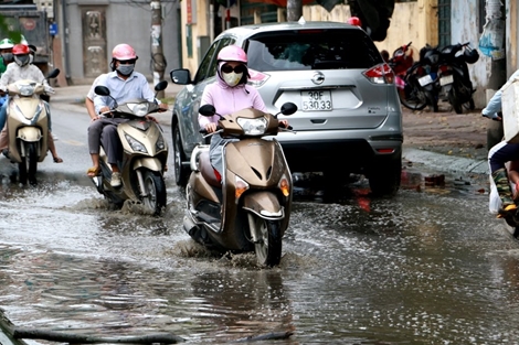 Đường Lương Thế Vinh không mưa cũng ngập, nước bốc mùi hôi thối