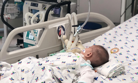 Bé trai 3 tuổi suýt mất mạng vì uống xăng