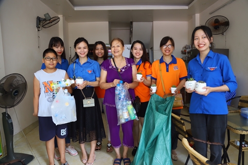 Thanh niên xuống đường vì cuộc sống xanh