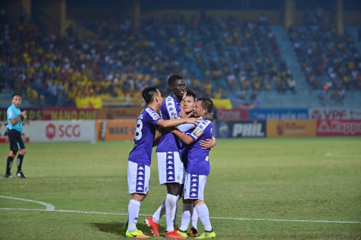 Đè bẹp Thanh Hóa, Hà Nội FC củng cố ngôi đầu