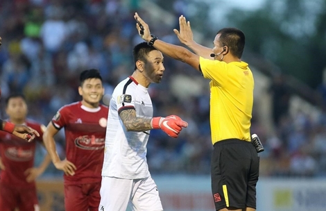 Trưởng ban Trọng tài phát biểu về quả phạt 11m